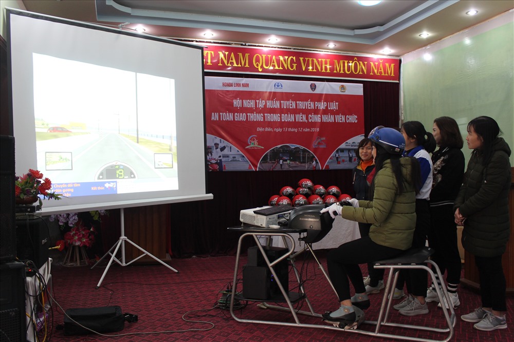 Đoàn viên, công đoàn tỉnh Điện Biên được bổ sung kiến thức Luật Giao thông. Ảnh: Nguyễn Cường