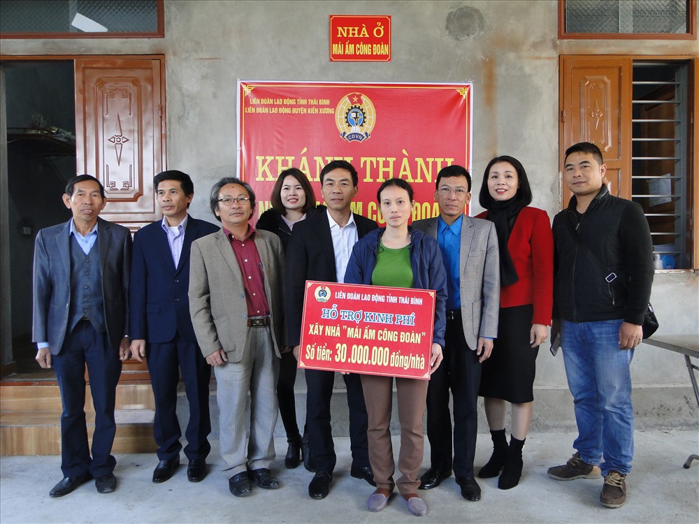 Lãnh đạo Liên đoàn Lao động tỉnh, huyện, lãnh đạo và công ty TNHH Long Hành Thiên Hạ chúc mừng chị Trần Thị Huê về nhà mới.
