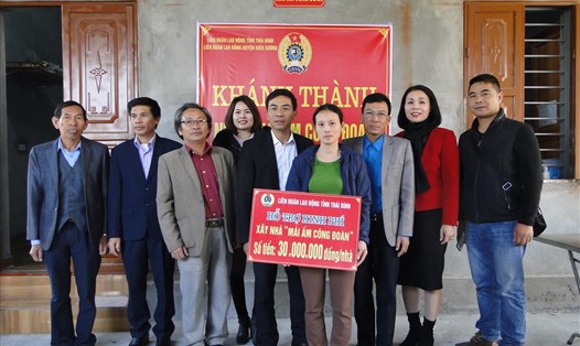 Lãnh đạo Liên đoàn Lao động tỉnh, huyện, lãnh đạo và công ty TNHH Long Hành Thiên Hạ chúc mừng chị Trần Thị Huê về nhà mới.