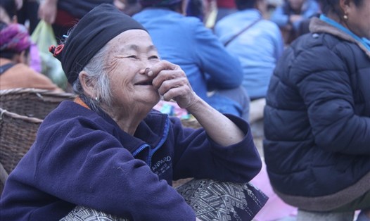 Nụ cười sơn cước của một bà mẹ ở chợ phiên hữu nghị Việt-Lào thường kỳ vào sáng thứ 7 hàng tuần ở cửa khẩu quốc tế Na Mèo (Quan Sơn-Thanh Hóa) Ảnh: Nguyễn Trường