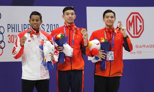 "Thần đồng bơi lội" Nguyễn Hữu Kim Sơn (phải) nhận huy chương tại SEA Games 30. Ảnh: Theo VGP