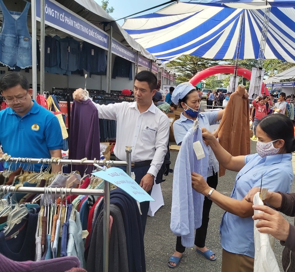 NLĐ chọm mua quần áo được bán giảm giá từ 20% - 50% trong Phiên chợ nghĩa tình. Ảnh Nam Dương