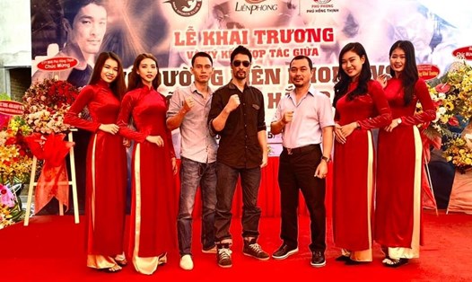 Diễn viên Johnny Trí Nguyễn tham dự khai trương võ đường Hắc Báo MMA Club