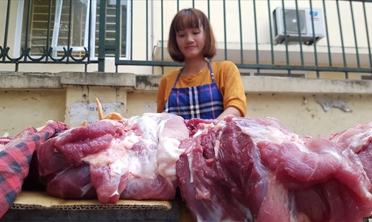 Bà Trần Thị Hồng, hiện nay lượng thịt lợn bán ra giảm đến 50% do nhiều gia đình cắt giảm thịt lợn trong bữa ăn gia đình. Ảnh: Kh.V (chụp sáng 16.12.2019)