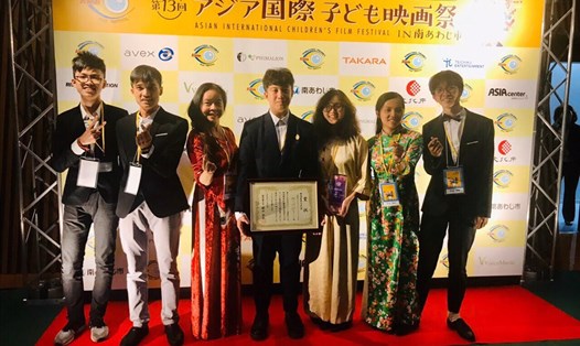 Đoàn làm phim Việt Nam nhận giải Phim xuất sắc tại Liên hoan phim 
Thiếu nhi quốc tế Châu Á lần thứ 13. Ảnh: HNE