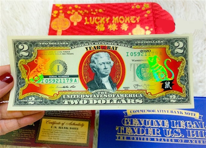 Tờ 2 đô in hình chuột mạ vàng năm Canh Tý 2020 đang được bày bán tràn lan. Ảnh TL