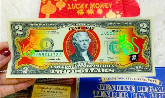 Tờ 2 đô in hình chuột mạ vàng năm Canh Tý 2020 đang được bày bán tràn lan. Ảnh TL