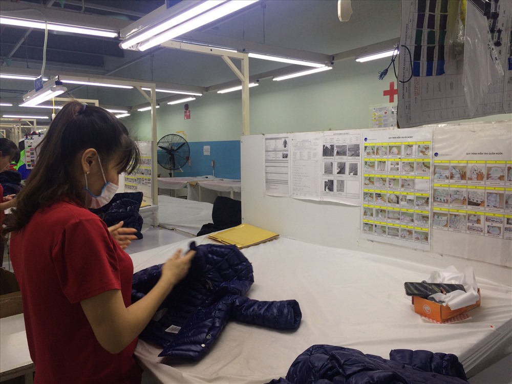 Công nhân ngành may luôn muốn được thưởng Tết cao hơn để họ có thêm chút tiền trang trải vào dịp cuối năm cho gia đình. Ảnh minh họa: Quế Chi