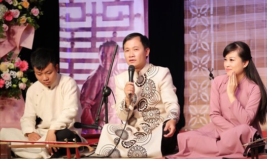 Nhạc sĩ Nguyễn Quang Long (giữa) tâm huyết trong việc gìn giữ và giới thiệu nghệ thuật hát Xẩm đến gần hơn với khán giả. Ảnh: Hòa Nguyễn
