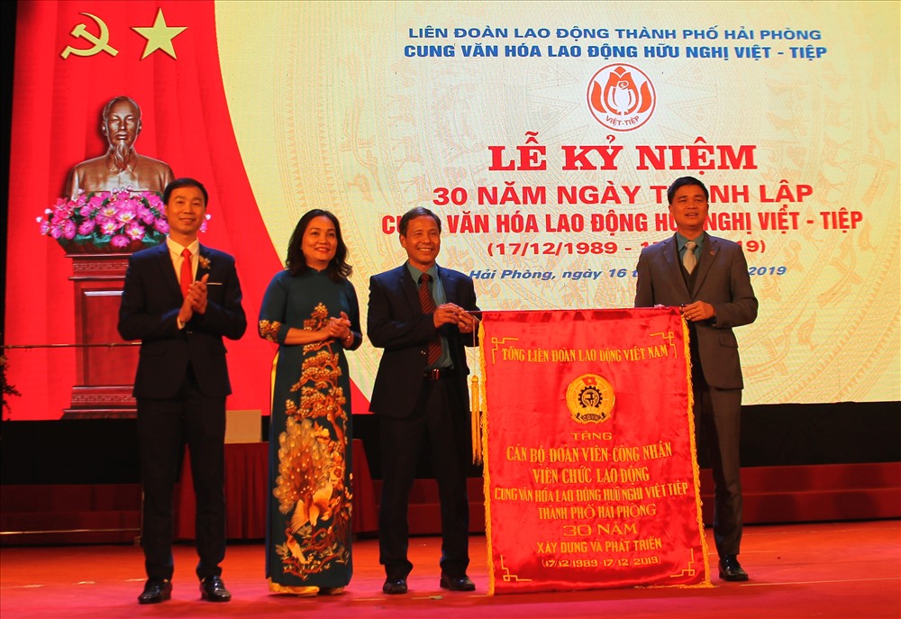 Đồng chí Ngọ Duy Hiểu, Phó CT Tổng LĐLĐ Việt Nam trao bức trướng tặng tập thể cán bộ, người lao động Cung Việt Tiệp nhân kỉ niệm 30 năm ngày thành lập. Ảnh Mai Dung