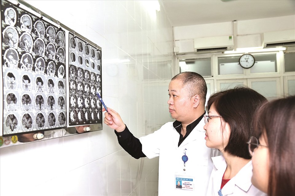 TS Nguyễn Anh Tuấn cho biết thêm: Mặc dù đột quỵ là bệnh gây tử vong và tàn phế cao nhưng chúng ta có thể phòng ngừa được. TS Nguyễn Anh Tuấn cho biết thêm: Mặc dù đột quỵ là bệnh gây tử vong và tàn phế cao nhưng chúng ta có thể phòng ngừa được.