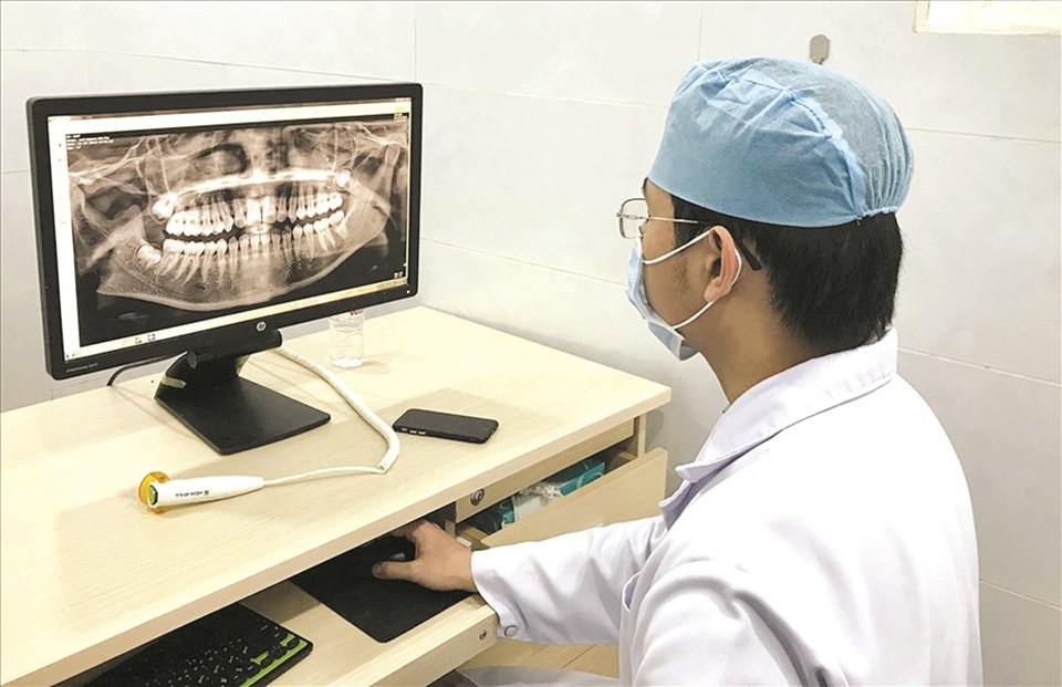 Chụp X-quang răng có thể phát hiện răng khôn mọc ngầm, mọc lệch. Ảnh: Thanh Chân