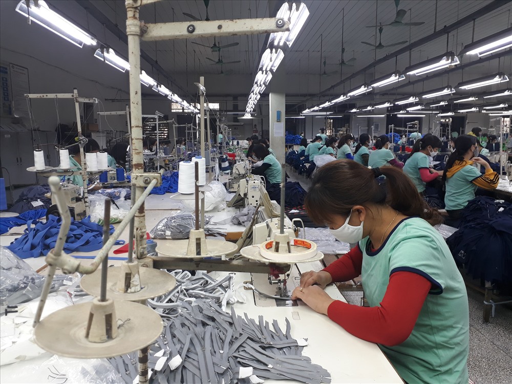 Người lao động muốn thưởng Tết bằng tiền thay vì bằng hiện vật. Ảnh minh họa.