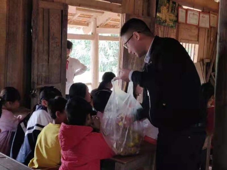 Đoàn trao quà tới trẻ em vùng cao.