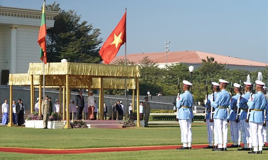 Lễ đón chính thức Thủ tướng Nguyễn Xuân Phúc được tổ chức trọng thể tại Dinh Tổng thống Myanmar, do Tổng thống U Win Myint chủ trì lễ đón. Ảnh: VGP