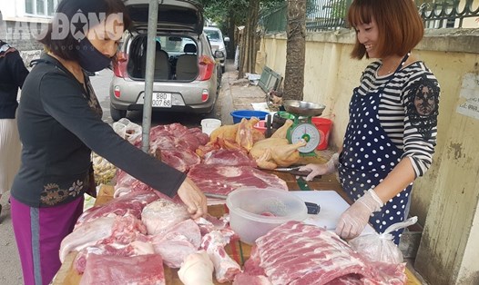 Thịt lợn "nóng" vẫn được người tiêu dùng Việt Nam ưa thích hơn thịt lợn nhập khẩu đông lạnh. Ảnh: Kh.V
