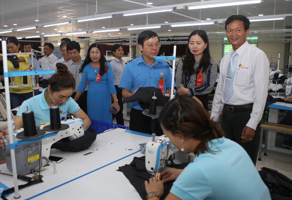 Lãnh đạo LĐLĐ tỉnh Quảng Trị và lãnh đạo Sở LĐTBXH tỉnh Quảng Trị thăm hỏi, động viên người lao động. Ảnh: Hưng Thơ.