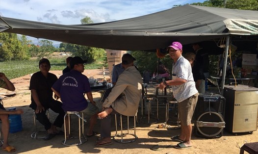 Các tài xế dựng lều bạt trú nắng, nấu ăn để phản đối BOT Ninh Xuân (thị xã Ninh Hòa, Khánh Hòa).