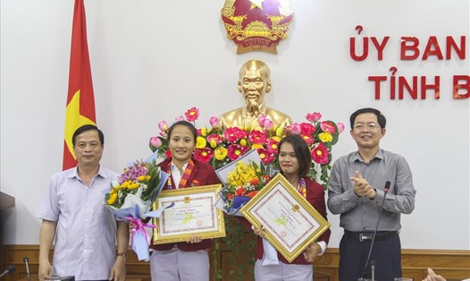 Chủ tịch và Phó Chủ tịch UBND tỉnh Bình Định trao bằng khen cho 2 VĐV đoạt huy chương tại SEA Game 30.