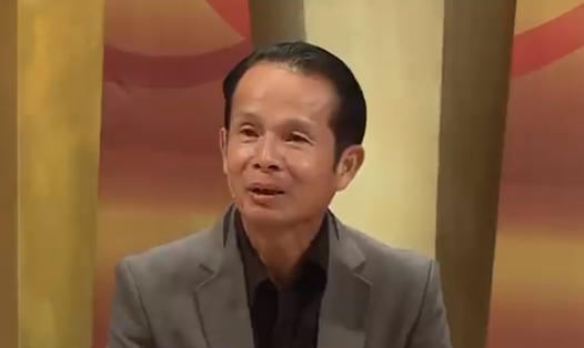 Anthony Châu (56 tuổi, Việt kiều Mỹ) trong chương trình "Vợ chồng son". Ảnh cắt từ clip