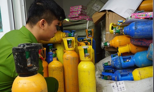 Đội Cảnh sát Kinh tế - Môi trường, Công an quận Thanh Khê phát hiện lô khí cười được chuyển chui, không rõ nguồn gốc vào Đà Nẵng tiêu thụ.