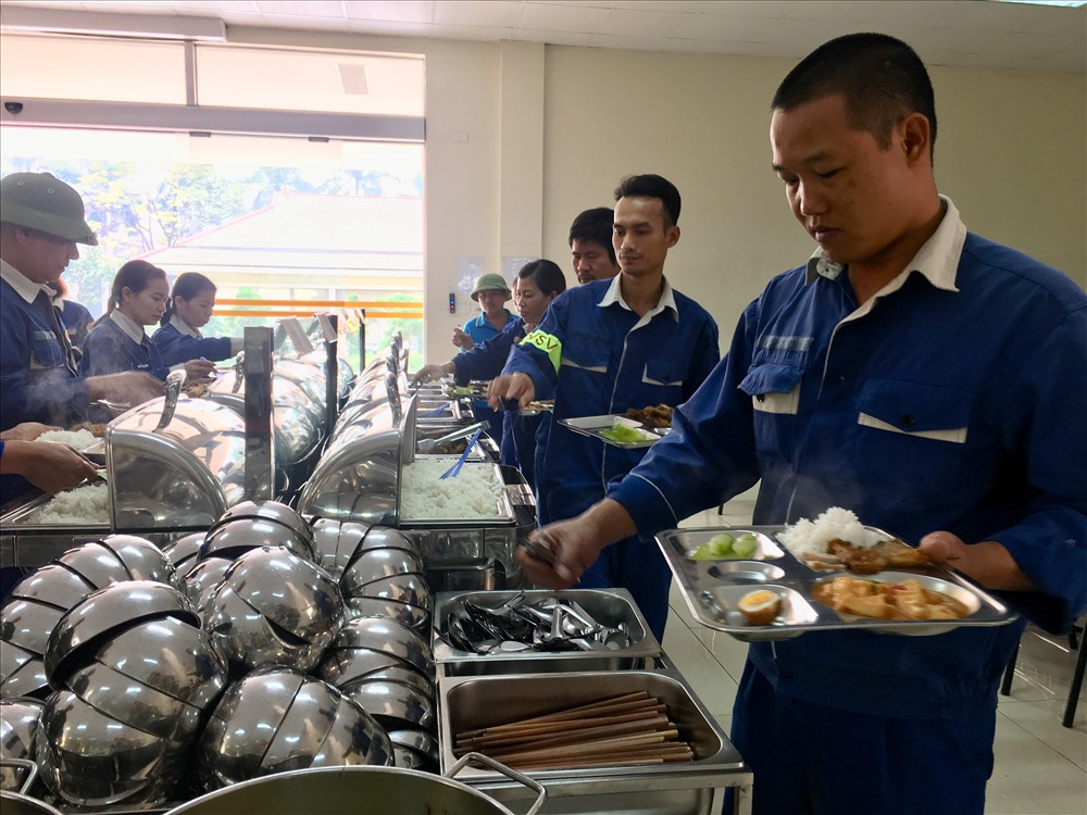Người lao động tại Công ty TNHH MTV Cơ điện và Vật liệu nổ 31 (Tổng cục Công nghiệp Quốc phòng) được hưởng bữa ăn ca tự chọn chất lượng, đảm bảo an toàn vệ sinh thực phẩm. Ảnh: T.E.A