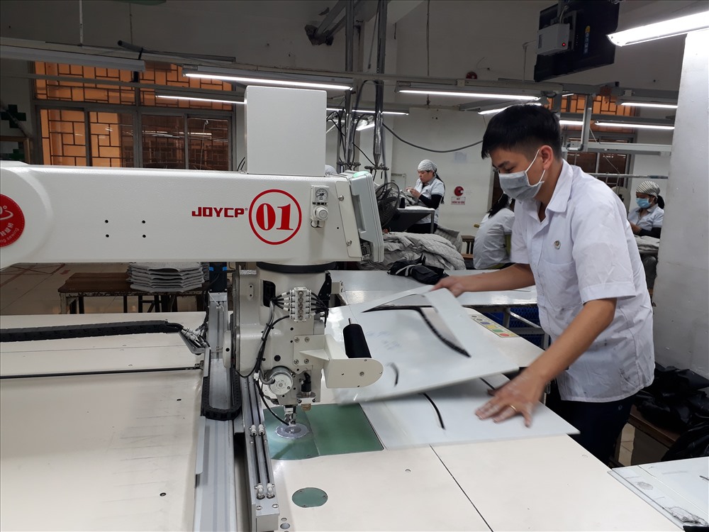 Nhiều công nhân thích thưởng Tết bằng tiền hơn là hiện vật. 
Ảnh minh họa: Quế Chi