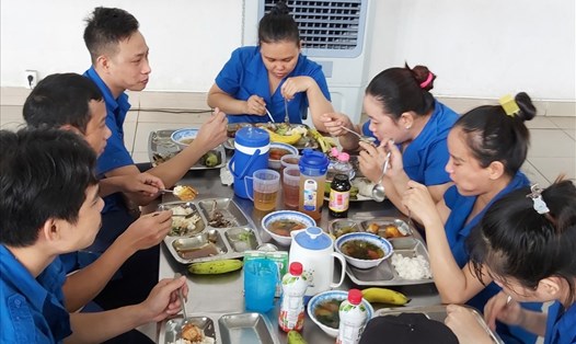 Bữa trưa của người lao động TCty Việt Thắng (TPHCM) có thịt bò, trứng thay thế thịt lợn. Ảnh: Nam Dương