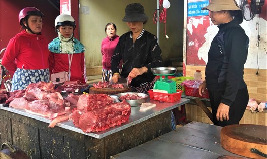 Rất nhiều tiểu thương bán thịt lợn ở chợ Buôn Ma Thuột (Đắk Lắk) ngán ngẩm trước việc thịt lợn tăng cao, sức mua của người dân giảm đáng kể. Ảnh: BẢO TRUNG