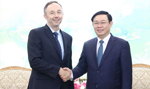 Phó Thủ tướng Vương Đình Huệ tiếp ông Chris Helzer - Phó Chủ tịch tập đoàn Nike. Ảnh: VGP.