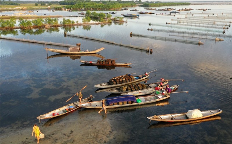 Thuyền đò tập trung tới chợ nổi. Ảnh: HC.