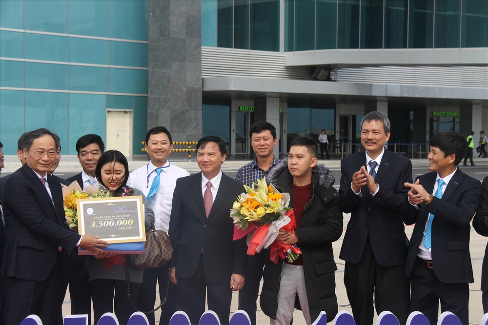 Các cơ quan của tỉnh Khánh Hòa trao hoa, bằng chứng nhận cho 2 vị khách đặc biệt. Ảnh: Nhiệt Băng