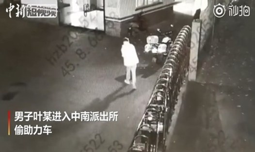 Kẻ trộm tên Ye vào đồn cảnh sát và ăn trộm chiếc scooter ở Liễu Châu, Quảng Tây, Trung Quốc. Ảnh: Globaltimes.
