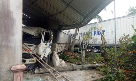 Hiện trường vụ tai nạn xe tải đâm hỏng nhà ông Bình