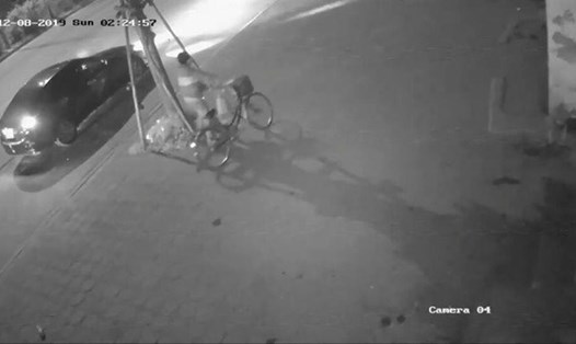 Hình ảnh được cho là người tài xế dắt chiếc xe đạp của nạn nhân ra khỏi hiện trường vụ tai nạn được camera an ninh ghi lại. Ảnh cắt từ clip.