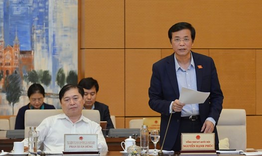Tổng Thư ký Quốc hội Nguyễn Hạnh Phúc báo cáo tại phiên họp. Ảnh Gia Hân