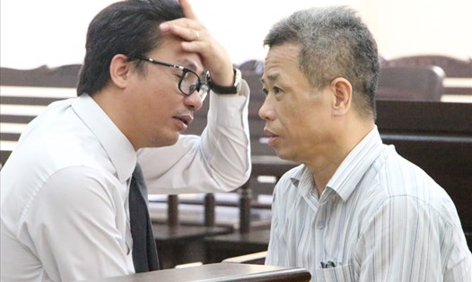 Bị cáo Khanh (bên phải) trao đổi với luật sư sau phiên tòa. Ảnh: Đình Trọng
