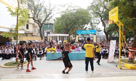 Các em học sinh hào hứng tham gia các hoạt động cùng Hoa hậu H’Hen Niê và cầu thủ bóng rổ.
