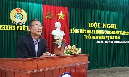 Phó Chủ tịch Thường trực LĐLĐ tỉnh Quảng Nam Phan Minh Á phát biểu chỉ đạo tại hội nghị.