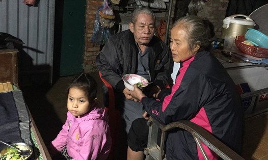 Bà Nguyễn Thị Hoa một mình gánh vác, chăm sóc cả gia đình. Ảnh: N.V