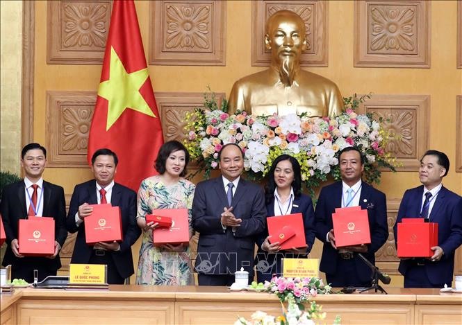 Thủ tướng Nguyễn Xuân Phúc và các đại biểu đạt Giải thưởng Sao Đỏ 2019. Ảnh: Thống Nhất/TTXVN