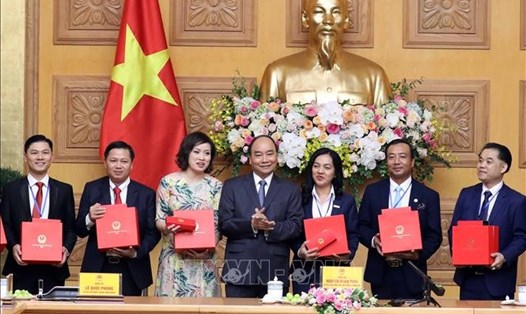 Thủ tướng Nguyễn Xuân Phúc và các đại biểu đạt Giải thưởng Sao Đỏ 2019. Ảnh: Thống Nhất/TTXVN