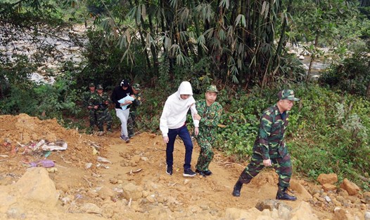 Lực lượng biên phòng Quảng Đức bắt giữ 2 đối tượng Trung Quốc. Ảnh: Hữu Việt