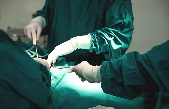 Bác sĩ làm thủ thuật. Ảnh minh họa