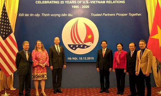 Họa sĩ Trần Hoài Đức (ngoài cùng bên phải ảnh) tại Lễ ra mắt biểu tượng kỷ niệm 25 năm thiết lập quan hệ ngoại giao Việt Nam - Hoa Kỳ (1995 - 2020).