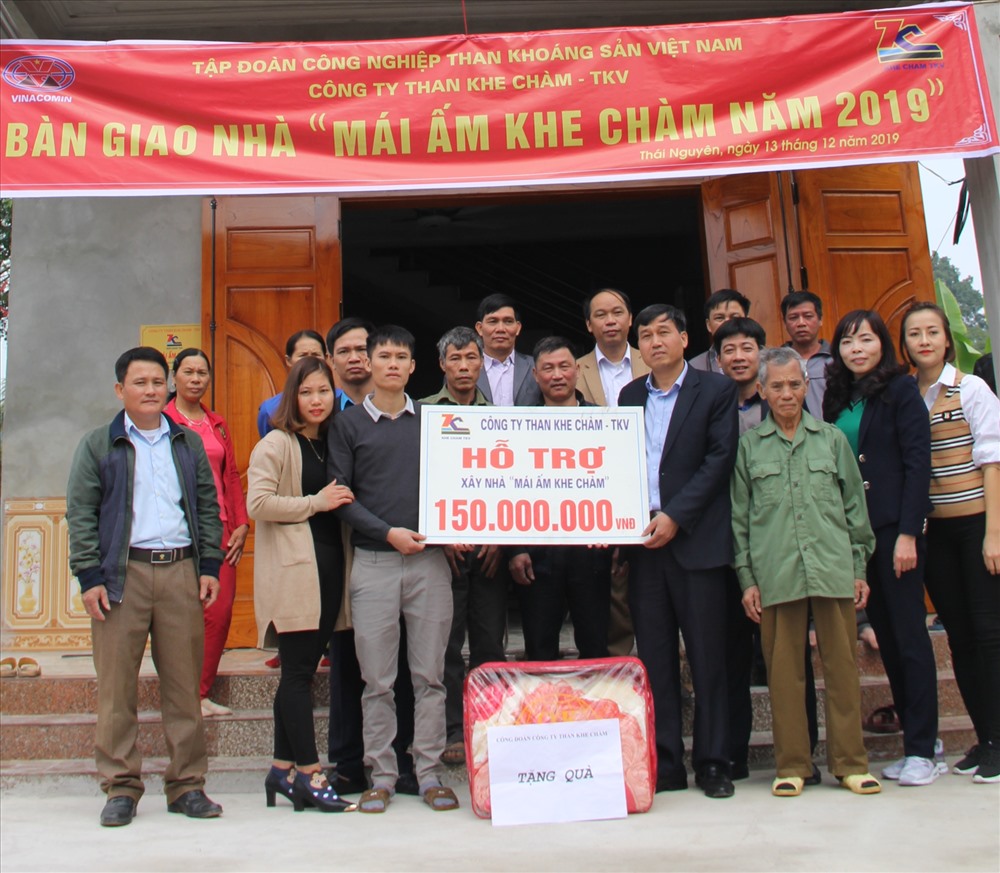 Lãnh đạo Công ty than Khe Chàm đã tổ chức bàn giao nhà "Mái ấm Khe Chàm" cho gia đình anh Phan Thanh Nghiệp. Ảnh: TKV