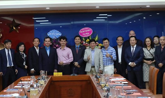 Đại diện Công ty Cổ phần Ba Huân Hà Nội (áo trắng) tại lễ ký thỏa thuận hợp tác với Tổng Liên đoàn Lao động Việt Nam ngày 17.12. Ảnh: Sơn Tùng