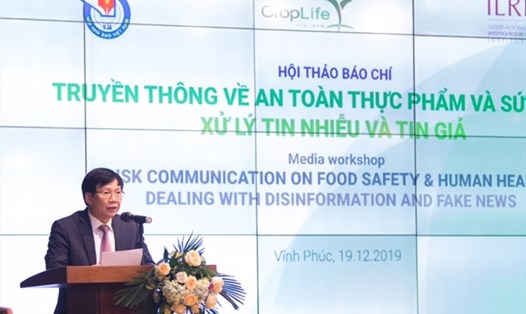 Ông Hồ Quang Lợi nhấn mạnh về vai trò của báo chí trong việc truyền thông về an toàn thực phẩm, lọc bỏ thông tin xấu, độc. Ảnh: Kh.V