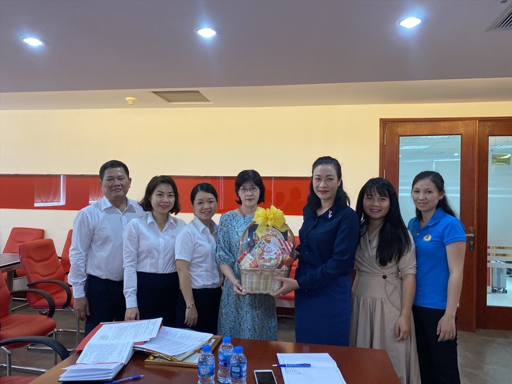 Đồng chí Phạm Thanh Bình trao quà Tết Nguyên đán 2020 cho Công đoàn Công ty cổ phần Y Dược phẩm Vimedimex.