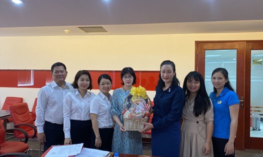 Đồng chí Phạm Thanh Bình trao quà Tết Nguyên đán 2020 cho Công đoàn Công ty cổ phần Y Dược phẩm Vimedimex.